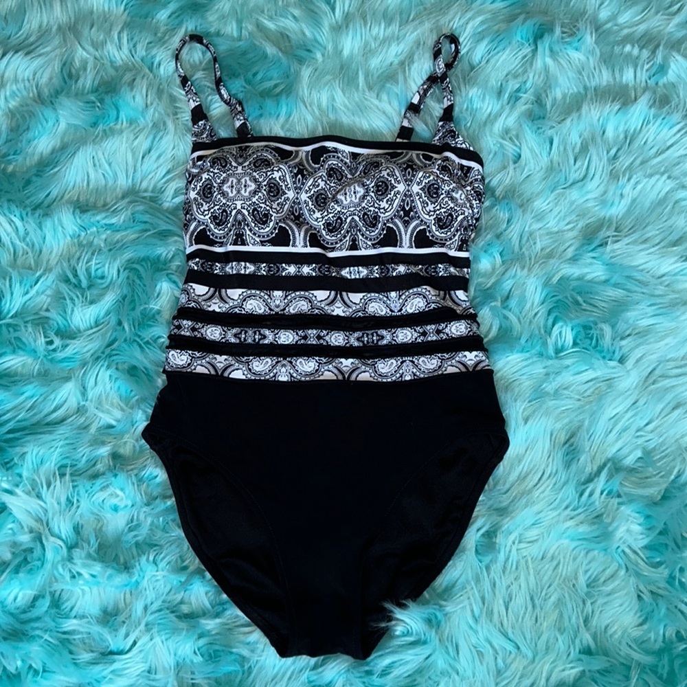Women’s Black & White gottex one piece swimsuit, size 6